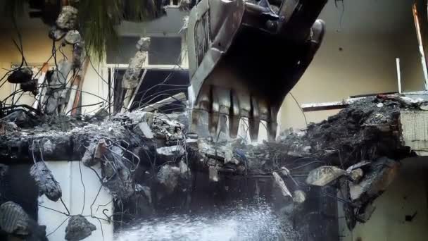 Καταστρέφοντας Παλιό Σπίτι Μπουλντόζα Μηχανική Βραχίονα — Αρχείο Βίντεο