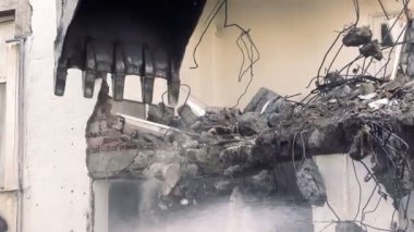 Buldozer Mekanik Kolu ile Eski Ev 'i Yok Etmek 