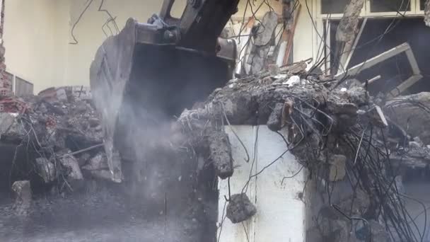 Destruindo Casa Velha Com Braço Mecânico Bulldozer — Vídeo de Stock