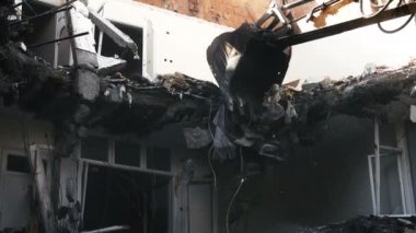 Buldozer Mekanik Kolu ile Eski Ev 'i Yok Etmek 