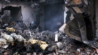 Buldozer Mekanik Kolu ile Eski Ev 'i Yok Etmek 