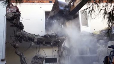 Buldozer Mekanik Kolu ile Eski Ev 'i Yok Etmek 