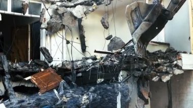 Buldozer Mekanik Kolu ile Eski Ev 'i Yok Etmek 