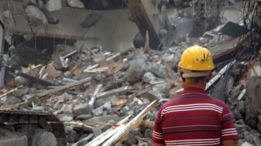Buldozer Mekanik Kolu ile Eski Ev 'i Yok Etmek 