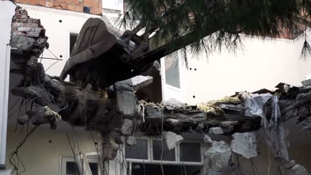Régi Ház Lerombolása Bulldozer Mechanikus Karjával — Stock videók