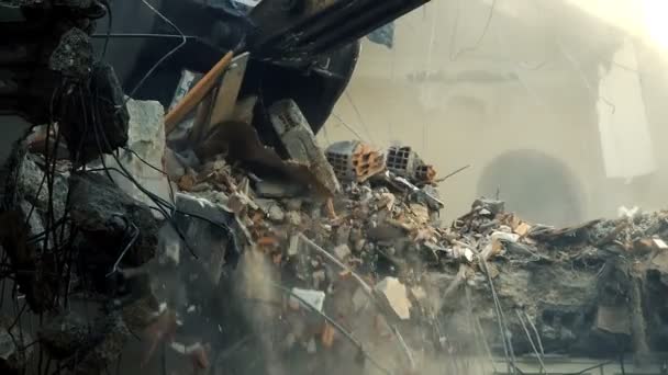Het Vernietigen Van Het Oude Huis Met Bulldozer Mechanische Arm — Stockvideo