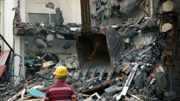 Het Vernietigen Van Het Oude Huis Met Bulldozer Mechanische Arm — Stockvideo