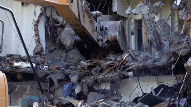 Zničení Starého Domu Buldozer Mechanické Rameno — Stock video