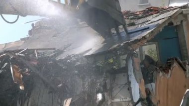 Buldozer Mekanik Kolu ile Eski Ev 'i Yok Etmek 