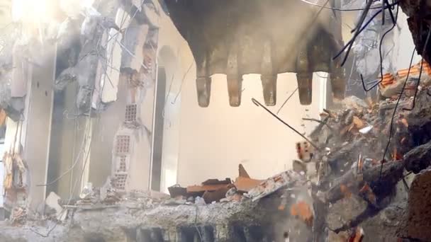 ブルドーザー機械アームで古い家を破壊する — ストック動画