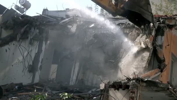 Het Vernietigen Van Het Oude Huis Met Bulldozer Mechanische Arm — Stockvideo
