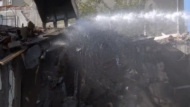 Régi Ház Lerombolása Bulldozer Mechanikus Karjával — Stock videók