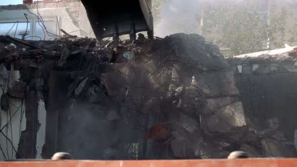 ブルドーザー機械アームで古い家を破壊する — ストック動画