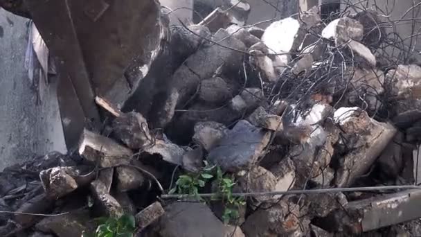 Détruire vieille maison avec bras mécanique bulldozer 