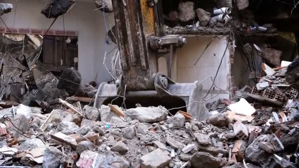 Destruindo Casa Velha Com Braço Mecânico Bulldozer — Vídeo de Stock