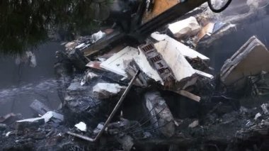 Buldozer Mekanik Kolu ile Eski Ev 'i Yok Etmek 