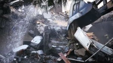 Buldozer Mekanik Kolu ile Eski Ev 'i Yok Etmek 