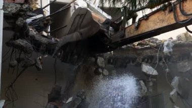 Buldozer Mekanik Kolu ile Eski Ev 'i Yok Etmek 