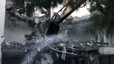 Buldozer Mekanik Kolu ile Eski Ev 'i Yok Etmek 