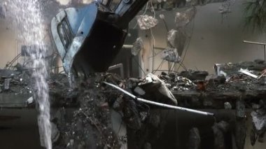 Buldozer Mekanik Kolu ile Eski Ev 'i Yok Etmek 