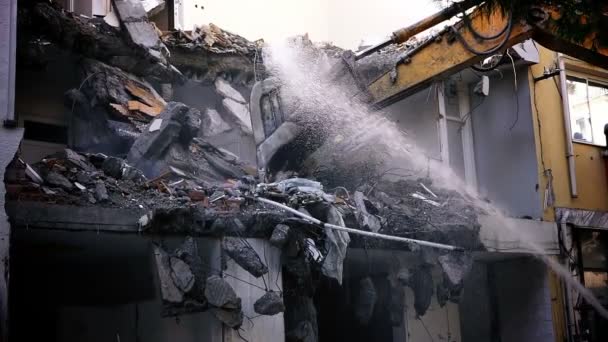 Destruindo Casa Velha Com Braço Mecânico Bulldozer — Vídeo de Stock