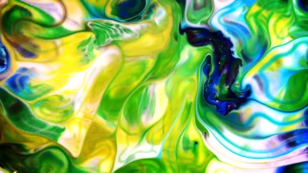  Mouvement d'encre abstrait sur le lait  