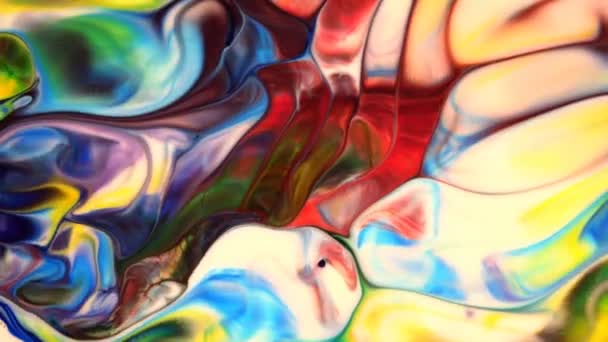  Mouvement d'encre abstrait sur le lait  