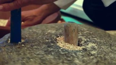 Ezilen Buğday ve Dönen Taş un yapmak için
