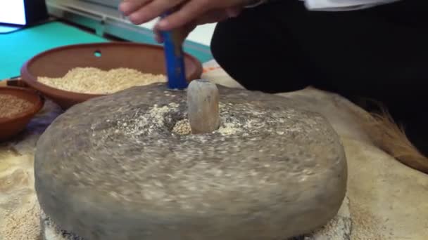 Tarwe Verpletteren Met Turning Stone Bloem Maken — Stockvideo