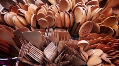 El yapımı ahşap çatal ve kaşıklar 