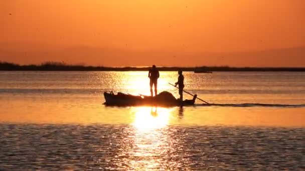 落日与平静大海中的渔船 — 图库视频影像