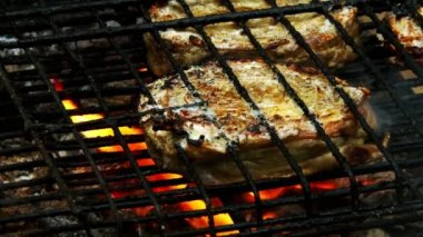 Geleneksel Türk Kuzusu Kokorec Barbekü Ateşinde