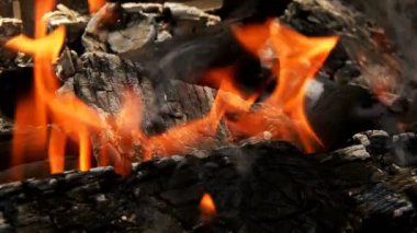 Tahta Ateş Alevleri ve Duman