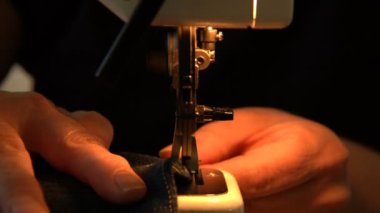  Sarı Işıkta Dikiş Makinesi 