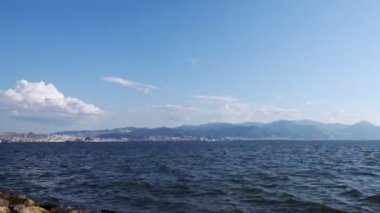 İzmir 'deki sahil ve Mavi Gökteki Bulutlar