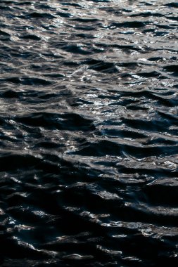 Karanlık Deniz ve Güneş Işığı Yansıma Fotoğrafı