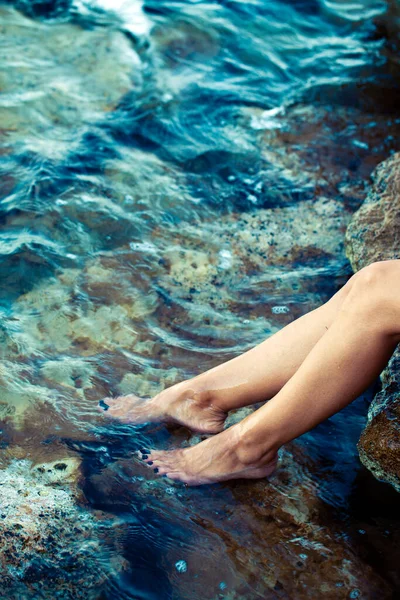 Junge Frau Fuß Sauberen Meerwasser Foto — Stockfoto