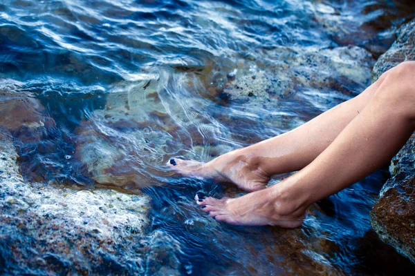 स्वच्छ समुद्र पाणी फोटो तरुण महिला पाऊल स्टॉक पिक्चर