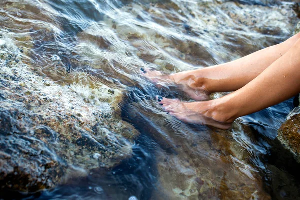 Молодая Женщина Нога Чистом Море Фото Воды Стоковая Картинка