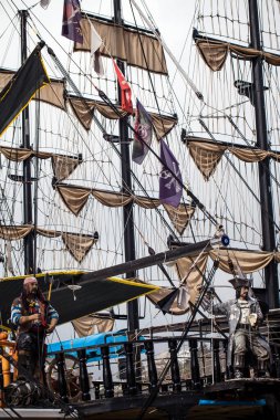 Bir Korsan Gemisi ve Korsan Heykel Fotoğrafı