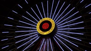 Gece lunaparkta dönme dolap 