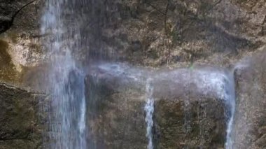 Şelale ve Kayalar 