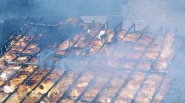 Tavuk Barbekü Ateşi ve Duman