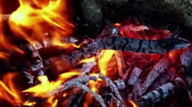 Tahta ateş cehennem gibi yanıyor. 