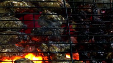 Barbeküde Tavuk ve Ateş