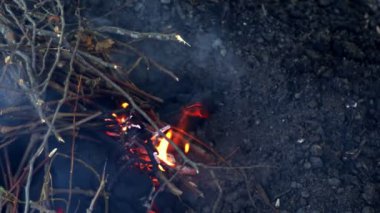 Duman ve Tahta Parçalar yanıyor