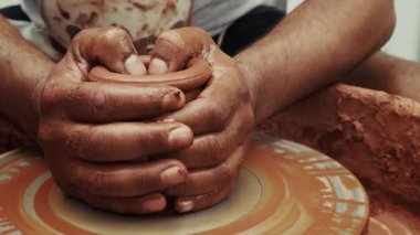 Seramik atölyesinde Clay Pot 'u şekillendirmek