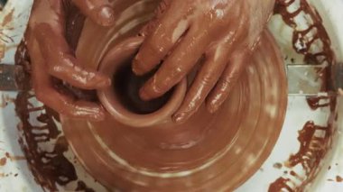 Seramik atölyesinde Clay Pot 'u şekillendirmek