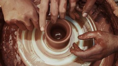 Seramik atölyesinde Clay Pot 'u şekillendirmek