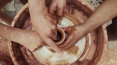 Seramik atölyesinde Clay Pot 'u şekillendirmek